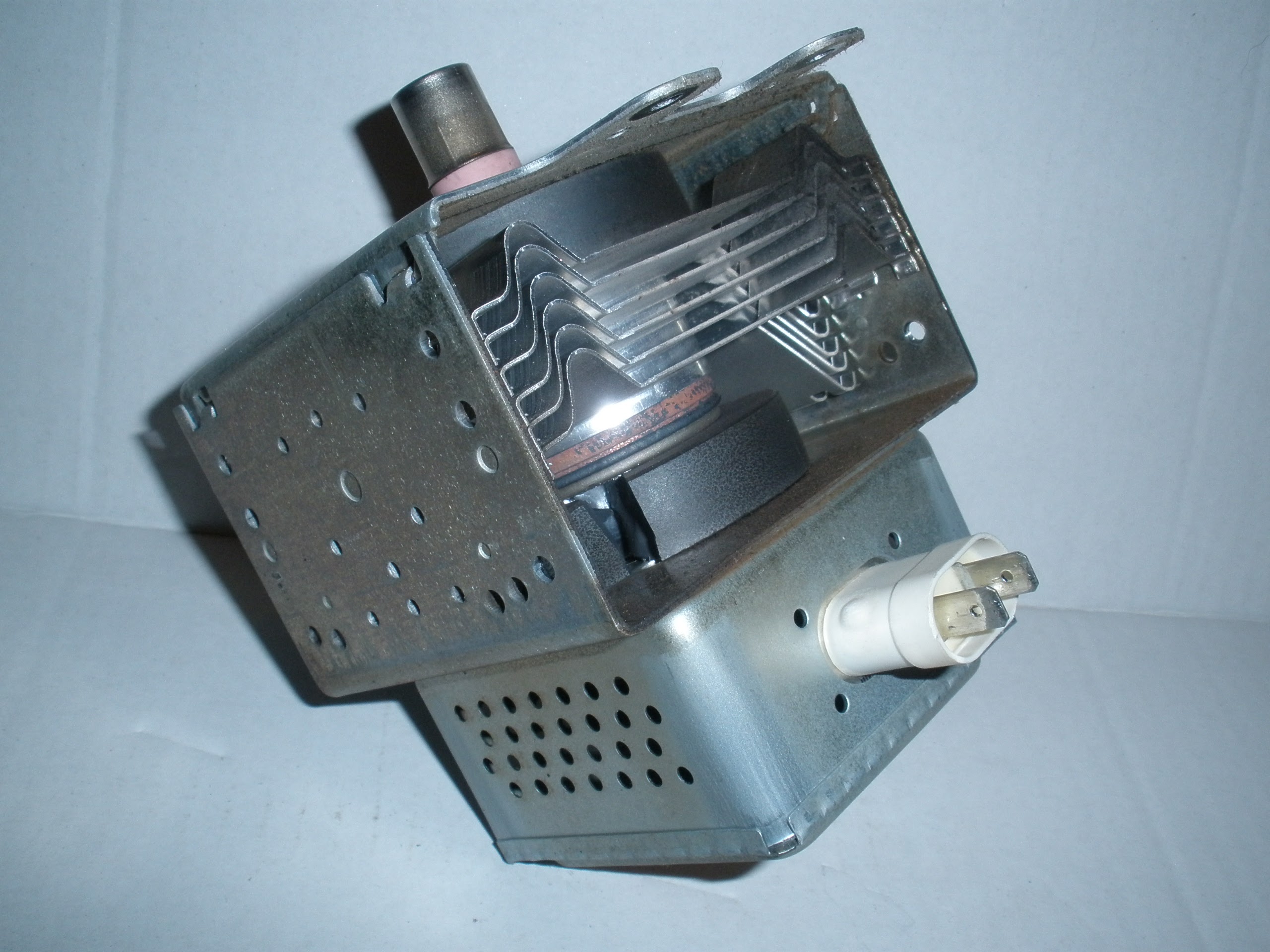 Uszkodzony magnetron z mikrofalówki Siemens