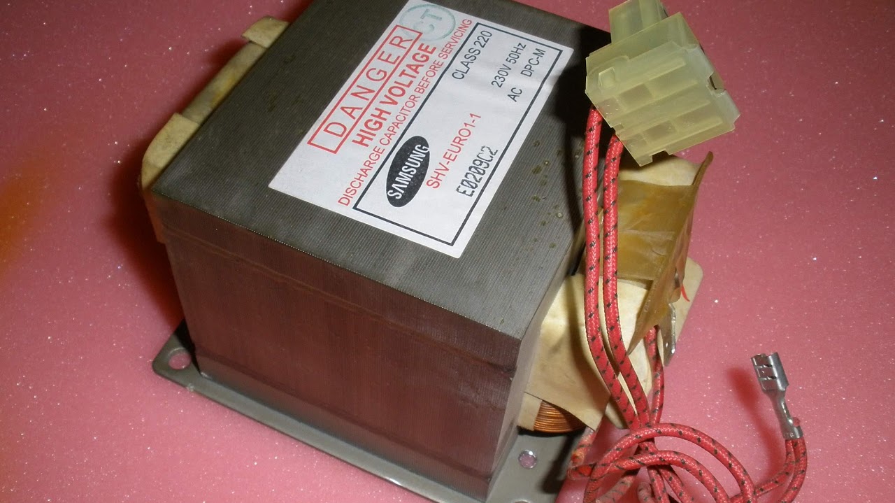 Transformator wysokiego napięcia zasilający magnetron w mikrofalówce Samsung
