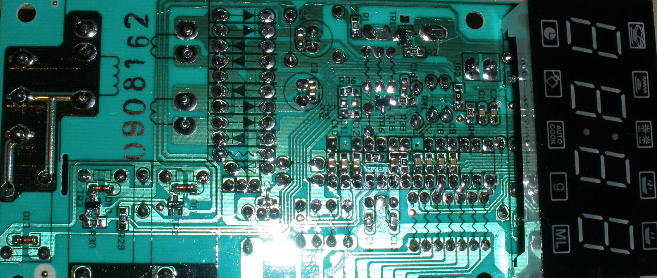 Wymontowany sterownik cyfrowy w celu naprawy mikrofalówki Amica