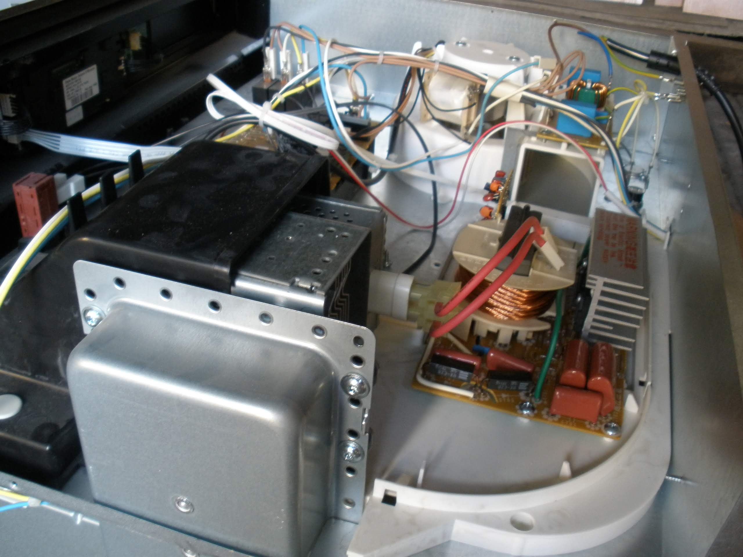 Inwerter i magnetron w mikrofalówce Whirlpool do zabudowy